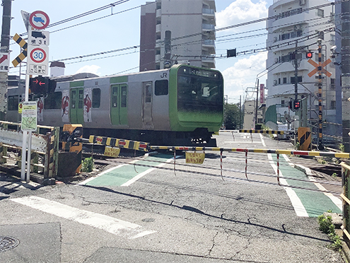 山手線に残る唯一の踏切―第二中里踏切―